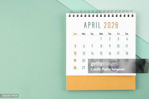 april 2026 desk calendar on green color backgrounds, position with copy space. - abril fotografías e imágenes de stock