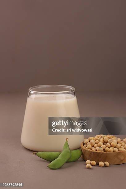 soy milk is a plant-based beverage made from soaked and ground soybeans that are boiled and filtered to create a smooth, creamy liquid. naturally dairy-free and lactose-free, it has a mild, slightly nutty flavor and a light, silky texture. - soya milk stock pictures, royalty-free photos & images
