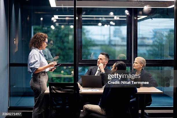 business analytics transform raw operational data into actionable insights. by reviewing past and present performance, you can target the specific areas most in need of optimization. - gerentes ejecutivos fotografías e imágenes de stock