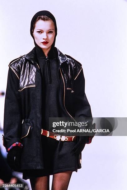 Kate Moss sur le podium lors de la présentation de la collection automne-hiver de Yves Saint Laurent à Paris, en mars 1992.
