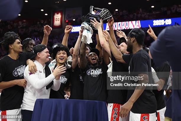 Koa Peat, head coach Tommy Lloyd, Brayden Burries, Jaden Bradley Anthony Dell'orso and Dwayne Aristode of the Arizona Wildcats celebrate winning the...