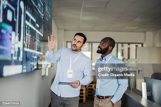 it engineers analyzing data on a large display - network engineer stock pictures, royalty-free photos & images
