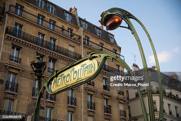 panneau historique du métro parisien conçu par hector guimard - entrée metro paris photos et images de collection