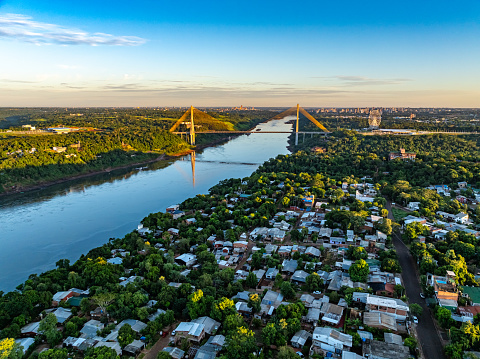 Vista aérea del Puente Emblemático de las Tres Fronteras desde Argentina