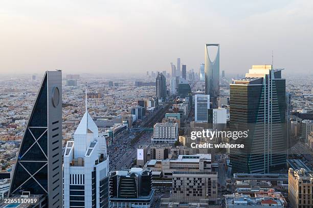 horizonte de riad en arabia saudí - riad fotografías e imágenes de stock