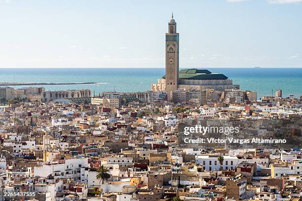 panoramic view of hassan ii mosque in casablanca during a sunny day. - casablanca photos et images de collection