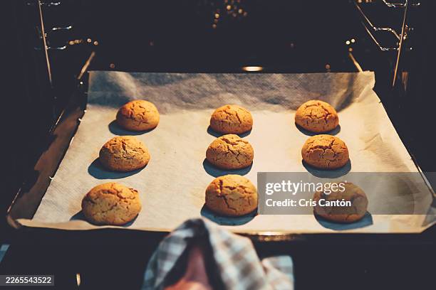 oven tray with homemade cookies - baking tray stock pictures, royalty-free photos & images