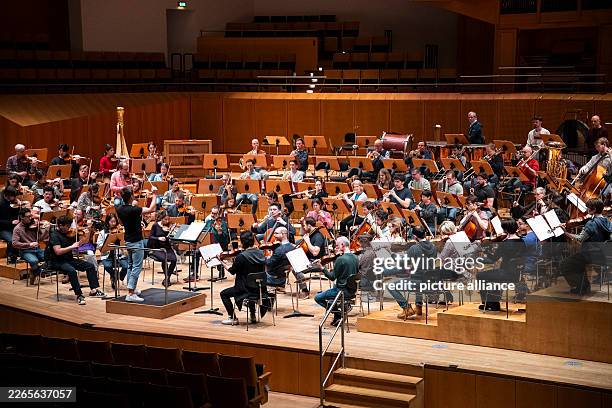March 2026, Bavaria, Bamberg: The Bamberg Symphony Orchestra rehearses in the concert hall. The Staatsphilharmonie is 80 years old. Photo: Daniel...