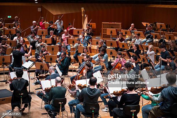March 2026, Bavaria, Bamberg: The Bamberg Symphony Orchestra rehearses in the concert hall. The Staatsphilharmonie is 80 years old. Photo: Daniel...