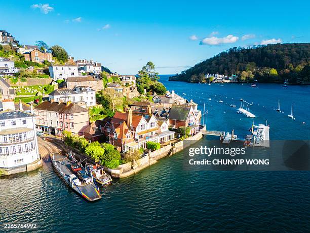 vista aerea con drone della famosa città di dartmouth, nel devon, - albero maestro foto e immagini stock