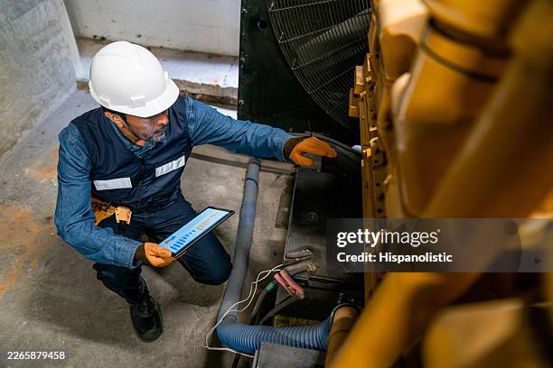 wartungsingenieur überprüft ein kraftwerk in einem gewerbegebäude - elektrischer generator stock-fotos und bilder