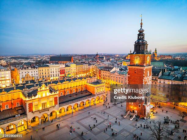 vista aérea vespertina de la torre del ayuntamiento y la sala de las telas en la plaza del mercado mayor de cracovia, polonia - cracovia fotografías e imágenes de stock