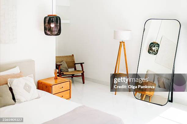 minimalist bedroom interior featuring modern furniture and clean design - condição natural imagens e fotografias de stock