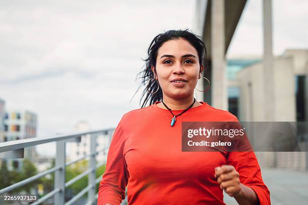 mujer feliz corriendo al aire libre en la ciudad - corredora de footing fotografías e imágenes de stock
