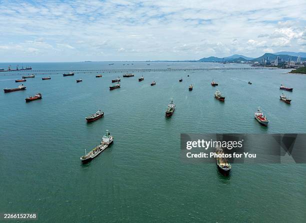 oil tankers and gas tankers were affected by the closure of the strait of hormuz, leading to a global energy crisis stemming from the war in the middle east.(aerial view) - stretto foto e immagini stock