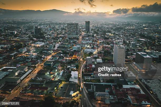 vista aérea de un tren de pasajeros circulando por calles urbanas de san josé, costa rica. - san josé de costa rica fotografías e imágenes de stock