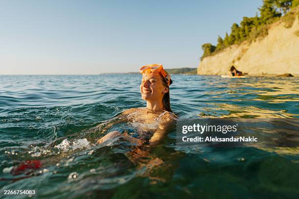 swimming and diving - in het water duiken stockfoto's en -beelden