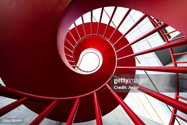 red spiral staircase - angle inhabituel photos et images de collection