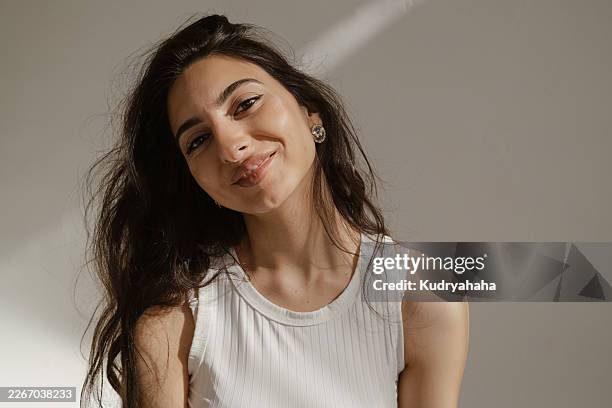 close-up portrait of a woman with clean, moist skin in the sunlight - natürlicher zustand stock-fotos und bilder