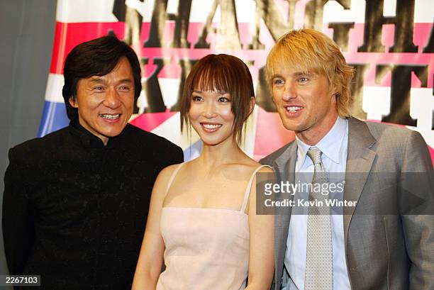 Actors Jackie Chan, Fann Wong and Owen Wilson pose for photos at the premiere of "Shanghai Knights" at the El Capitan Theatre on February 3, 2003 in...