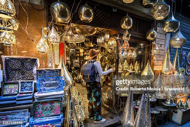 tourist at khan el-khalili souk, cairo - khan el khalili bazaar imagens e fotografias de stock