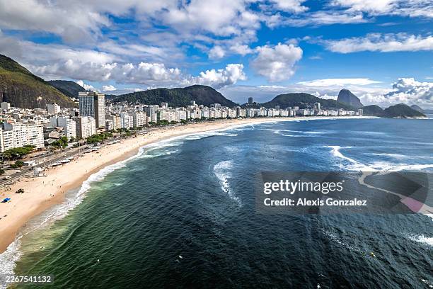 amplia vista aérea de la costa y la playa de río de janeiro - playa de copacabana fotografías e imágenes de stock