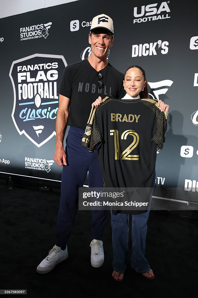 Quarterback Tom Brady of the Founders FFC and Kay Adams pose at the... Fotografia de notícias - Getty Images