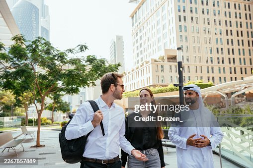 Arabische Geschäftsleute im Finanzviertel sprechen mit ausländischen Investoren und IT-Experten Arabische Geschäftsleute im Finanzviertel sprechen mit ausländischen Investoren und IT-Experten