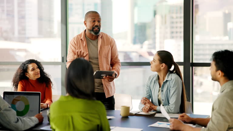 https://media.gettyimages.com/id/2267967041/video/businessman-leading-a-marketing-strategy-meeting-with-his-creative-team.jpg?b=1&s=640x640&k=20&c=OHJCckym9jRfciRJgAD_aOqJcX_fkrFmrl0Qqn65KAs=