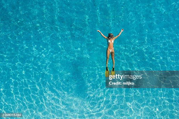 frau beim schnorcheln und spaß haben im kristallklaren meerwasser - schwimmflosse stock-fotos und bilder