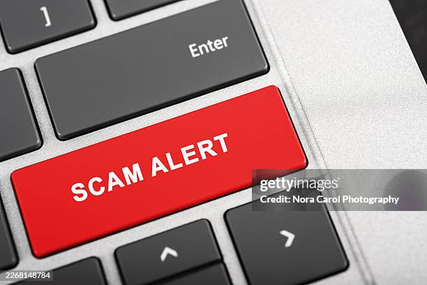 scam alert text on modern laptop keyboard - broma pesada fotografías e imágenes de stock