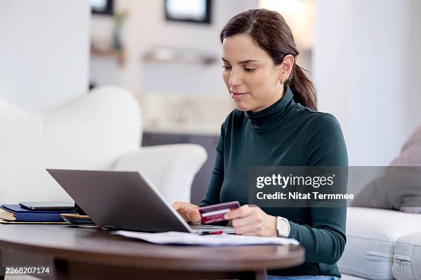 online banking offers secure access through encryption and multi-factor authentication. it ensures convenient, instant transactions and real-time monitoring to prevent fraud and reduce fees. - materiale cartaceo foto e immagini stock
