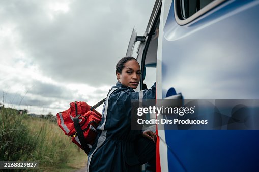 Retrato de un paramédico junto a una ambulancia. Retrato de un paramédico junto a una ambulancia.