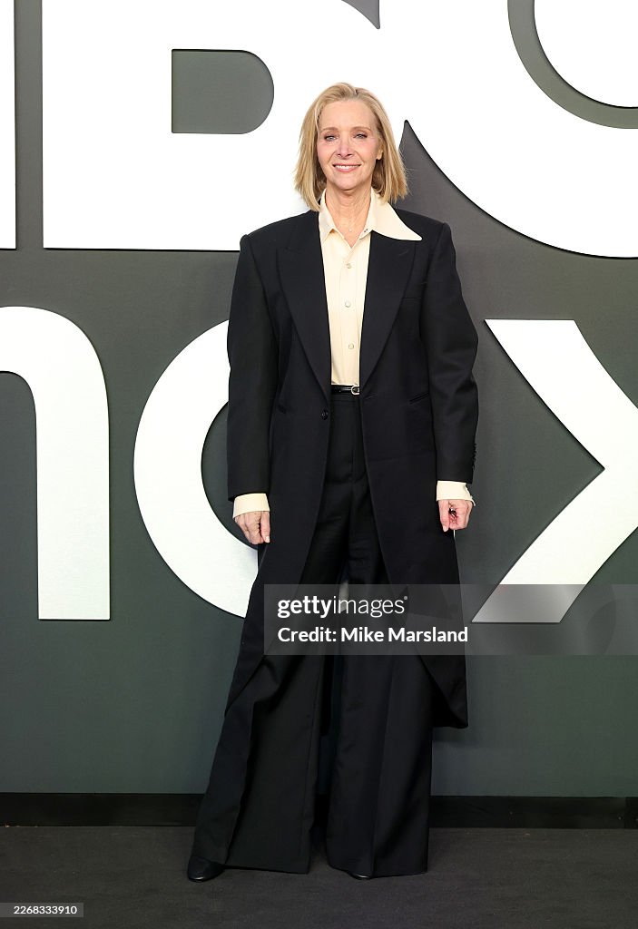 Max England Lisa Kudrow attends the