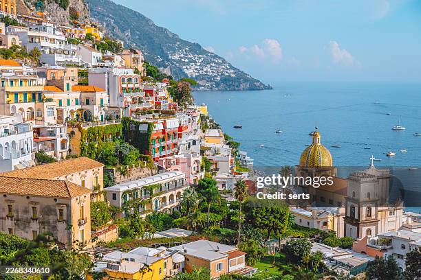farbenfrohe klippenarchitektur und kirche santa maria assunta in positano an der amalfiküste, kampanien, italien - amalfi stock-fotos und bilder