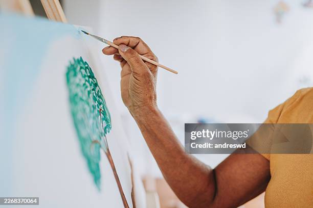 pintando a mano un cuadro en el lienzo del estudio de pintura - vida sencilla fotografías e imágenes de stock