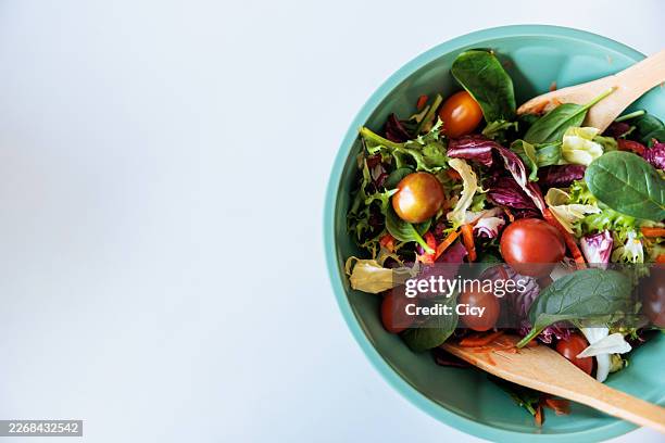 vista superior ensalada fresca con verduras y espacio para copiar - ensalada verde fotografías e imágenes de stock