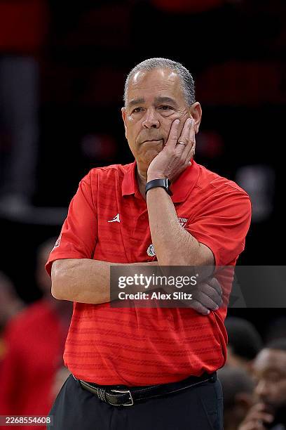 Head coach Kelvin Sampson of the Houston Cougars reacts against the Illinois Fighting Illini during the second half in the Sweet Sixteen of the 2026...