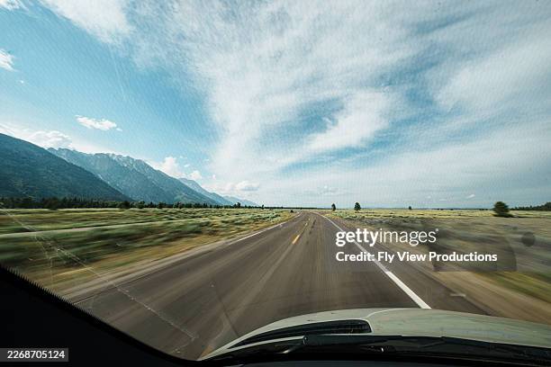 plano de vista de una carretera abierta en la naturaleza salvaje de wyoming - cuadro de instrumentos fotografías e imágenes de stock
