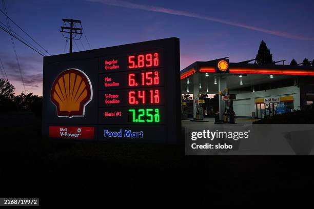shell-benzinpreise - gallone stock-fotos und bilder