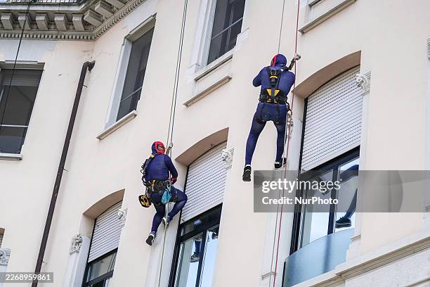 Spider Rappel 273,356 Marvel Photos & High Res Pictures - Getty Images