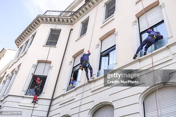 Spider Rappel 273,356 Marvel Photos & High Res Pictures - Getty Images