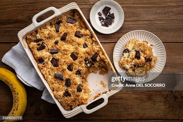 homemade cookie chocolate crumble cake apples - cuisson au four photos et images de collection