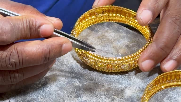 https://media.gettyimages.com/id/2269286419/video/macro-shot-of-artisan-polishing-intricate-gold-bangle-with-precision-tool-jewelry-polishing.jpg?b=1&s=640x640&k=20&c=0dNXyAQQ_736RqipRW-dfoxdYlpwwiq6F4jDeZts_hU=