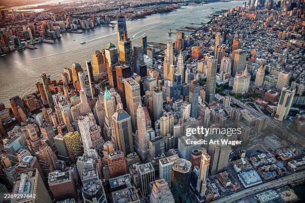 lower manhattan in der dämmerung - lower manhattan stock-fotos und bilder