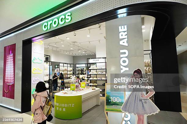 Crocs Store Display 8.581 Crocs Fotos und hochauflösende Bilder - Getty Images