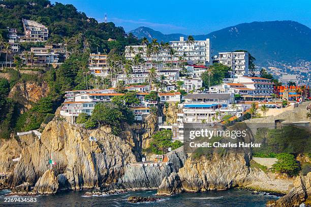 cliffside oceanfront resort and colorful houses on a tropical mexican coastline in acapulco - acapulco stock pictures, royalty-free photos & images