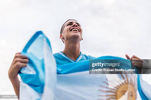 aficionado argentino celebrando al aire libre - cultura argentina fotografías e imágenes de stock