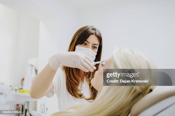especialista estético que inyecta tratamiento facial en la clínica - plasma rico en plaquetas fotografías e imágenes de stock