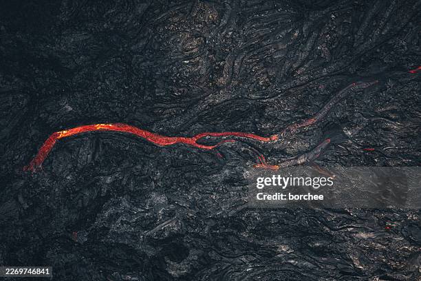 flujo abstracto de lava fundida dorada en islandia - paisaje volcánico fotografías e imágenes de stock